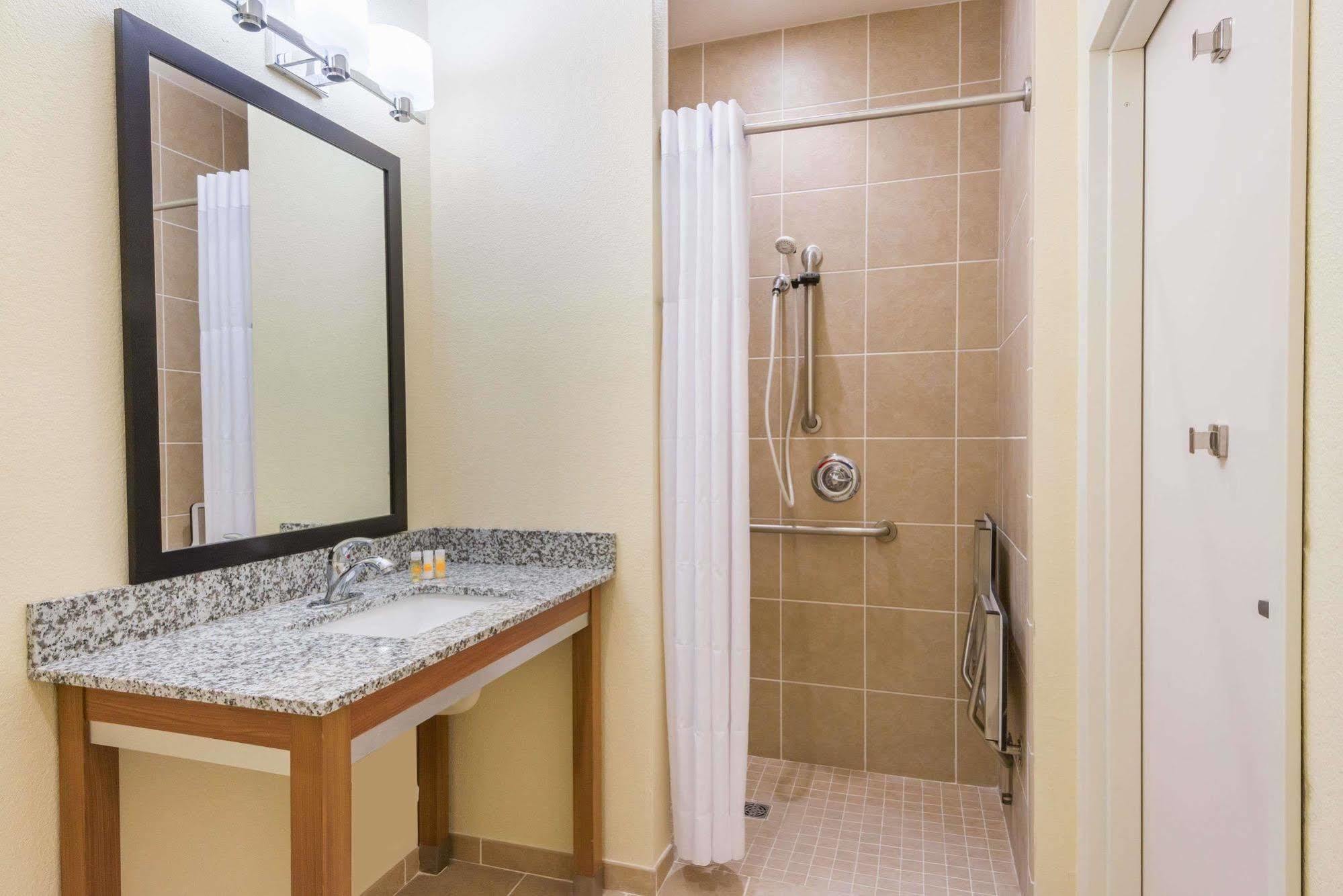 Days Inn By Wyndham Cadiz Экстерьер фото